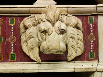 Sofadetalj med beinutskjæring av løvehode og glassinnlagte øyne, ca. 100 e.Kr. (tre, bein og glass)